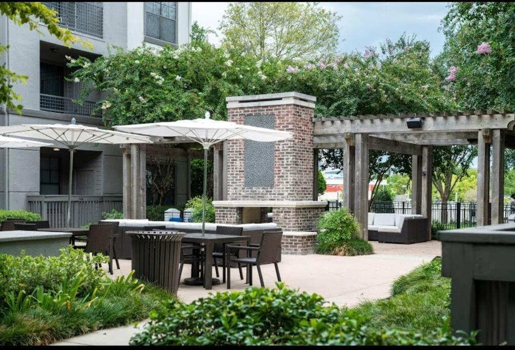 شقة Chic Retreat-Walk To Nrg-Pool هيوستن المظهر الخارجي الصورة